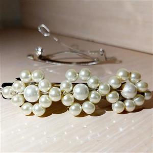 بدلیجات،گیره مو فرانسوی مرواریدی، مروارید ها به گیره بافته شده اند.