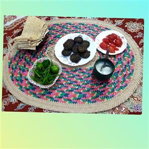 سفره ی بیضی مناسب صرف غذا