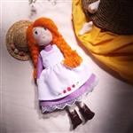 عروسک آنه شرلی در قد 30سانت  همراه با کلاه حصیری و پیشبند و کفش قابل تعویض