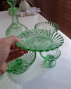 شیرینی خوری بلور سبز طرح آنتیک مدل پیچ 