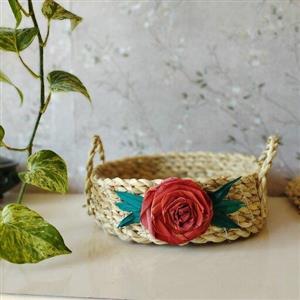 سبد حصیری گلدوزی شده