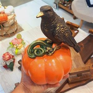 مجسمه کدو هالوین 2 عددی تندیس کدو هالووین دکور هالوین مجسمه کلاغ سیاه نماد مراسم هالوین کلاغ دکوری کدو رزینی وارداتی