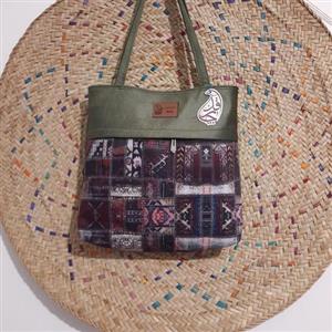 کیف دوشی بزرگ زنانه با طرح سنتی- رویه میکرو و آستر چرمی- 6 ماه ضمانت کیفیت 