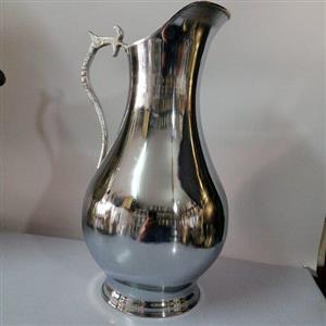 پارچ برنجی کروم ساده کنار سماور گازی