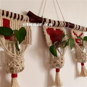 دیوارکوب مکرومه بافی طرح لاو با 3عدد جاشمعی یا جاگلدانی کوچک