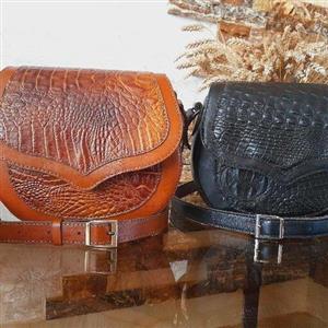 کیف دوشی زنانه چرم طبیعی دست دوز قابل اجرا با رنگ دلخوا ه و انواع چدم گاوی و بزی شنر