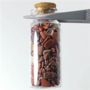 سنگ ریزه های جاسپر قرمز معدنی در بطری فانتزی