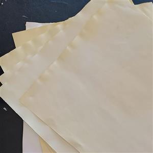 کاغذ گلاسه مات کره ای هانسول با رنگ طبیعی در ابعاد 35*50بسته بندی 25تایی کرمی