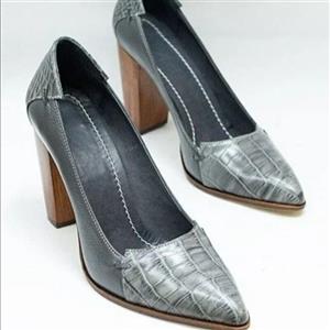 کفش مجلسی زنانه کفش چرم زنانه تمام چرم طبیعی گاوی مناسب مجلسی میهمانی رسمی چرم گواشیر طرح  نگین