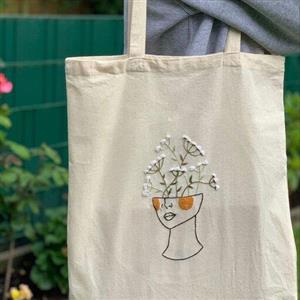 کیف پارچه ای همراه با گلدوزی