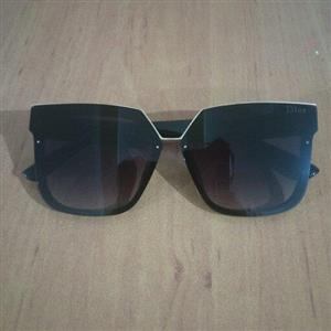 عینک آفتابی مردانه و زنانه مربعی مارک دیور  (رنگ مشکی)