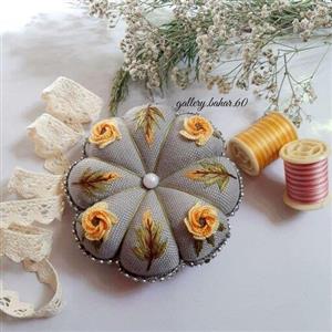 جاسوزنی گلدوزی شده با دست؛ طرح پاییز؛ پر شده با الیاف پشم شیشه