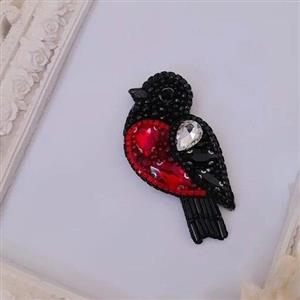 سنجاق سینه جواهردوزی شده پرنده سینه سرخ