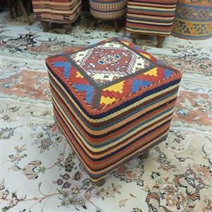 پاف چهارپایه با رویه گلیم دستباف و دور جاجیم دستباف با رنگهای گیاهی  پایه خراطی سایز  30*30 ارتفاع 40 رنگ  الوان.