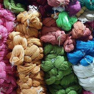 نخ اکریلیک برای بافت انواع گلیم های نخی قیمت هر کیلو 90هزارتومان