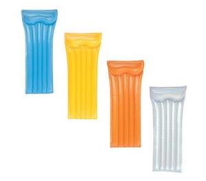 تشک بادی روی آب با سطح مواج بست وی