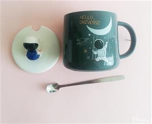 ماگ فانتزی درب دار سرامیکی طرح فضانورد رنگ توسی