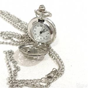 ساعت جیبی و گردنی رو مانتویی زنانه