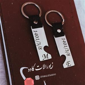 سرکلیدی استیل رنگ ثابت با حکاکی دلخواه و سری چرم طبیعی