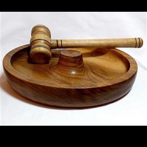 ظروف چوبی، گردو شکن.  ساخته شده با چوب محکم گردو و طراحی جالب با چکش چوبی برای شکستن گردو.قطر 27 سانت