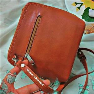 کیف مینی چرمی رنگ عسلی زیپ دار جادار و کاربردی در رنگهای دلخواه شما