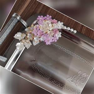 گل کریستالی تزیین سینی پذیرایی (مگنت)، رنگ صورتی_ صدفی_لب طلایی.