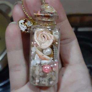 گیفت بطری شیشه ی کوچولو تم گلبهی، دارای سنگ ، صدف ،مروارید...