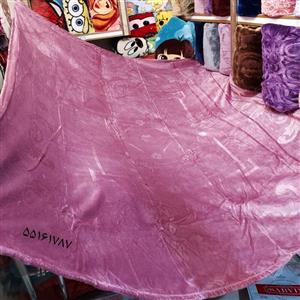 پتوی دونفره نرمینه مسافرتی مدل سروین تک رنگ گلبرجسته ساکدار