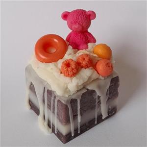 شمع تزئینی دستساز مدل کیک مکعبی گالری زیبا( تزئین شده با خامه و خرس تدی و توت و بلو بری) 