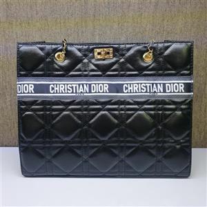 کیف بزرگ دیور زنانه و دخترانه کیف دوشی دستی مجلسی جادار جا دار سفید مشکی چرم زنجیری پاسپورتی صندوقی شیک DIOR