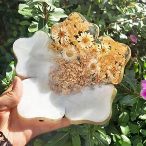 شیرینی خوری و پیشدستی رزینی قالب 5 پر به قطر 20 بدون پایه با گل خشک بابونه  و ورق طلا مناسب تنقلات و میوه در تعداد کم 