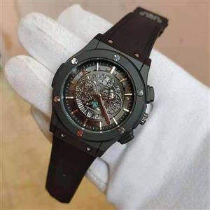 ساعت هابلوت مردانه Hublot watch کیفیت قوی بدنه چرمی و حک لوگو با جعبه ارسال 