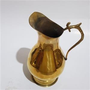 پارچ برنجی کنار سرویس سماور اصل برنزی یا برنجی فروش جهیزیه و یلدا