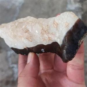 گوهر سنگ راف عقیق کوارتز تزئینی کلکسیونی خاص و زیبا زیر سنگ عقیق تیره و روی سنگ بلور های کوارتز کوارتز