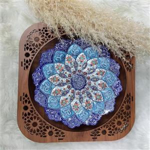 بشقاب میناکاری به همراه قاب مشبک چوبی 