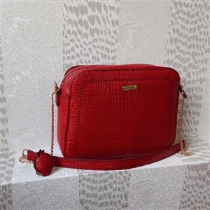 کیف دوشی زنانه و دخترانه چرم طبیعی دستدوز رنگ قرمز خوشرنگ