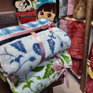 پتوی دونفره نرمینه گلدار گلبرجسته مسافرتی مدل سروین