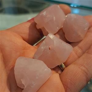 سنگ طبیعی رز کوارتز سنگ معدنی کوارتز سنگ چاکرای چهارم اویز رز کوارتز سنگ مدیتیشن سنگ درمانی سنگ جذب عشق سنگ ضد افطردگی