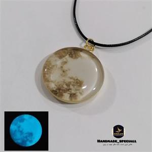 گردنبند ماه شب تاب رزینی(دستساز) خاص ترین دست سازه های چوب و رزین، اکسسوری رزینی، چوب و رزین، هدیه خاص، کادو تولد، رزینی