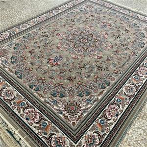 فرش 700 شانه اصلی طرح میخک رنگ فیلی تراکم 2550، 12 متری