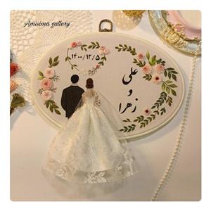 دیوارکوب عروس و داماد یادبود سالگرد ازدواج با قاب بیضی گلدوزی شده با دست کد 078