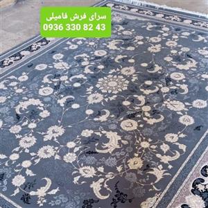 فرش ماشینی 700 شانه طلا کوب متری طرح یاس رنگ دودی تراکم 2550 نخ اکرلیک