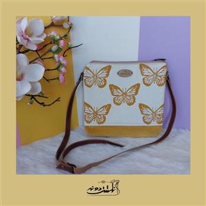 کیف طرح پروانه زرد برند انگشت دونه که روی کار چاپ دستی کار شده  از جنس پارچه مازاراتی و بند چرم  مصنوعی درجه یک