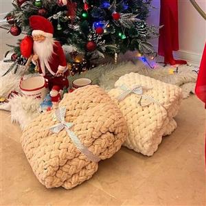 پتو کرمی رنگ سایز 1 در1 طرح بافت لوزی با کلی منگوله های دستساز بافتنی