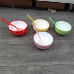 پیاله های پلاستیکی چهارتایی با قاشق  مناسب بستنی و ژله خوری و .. با کیفیت و وارداتی
