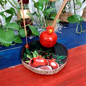 جاعودی انار گالری مایا یلدایی،بیس چوب گردو،انار سفالی،طراحی شده با دست و دکوپاژ،قطر تقریبی 15سانتیمتر