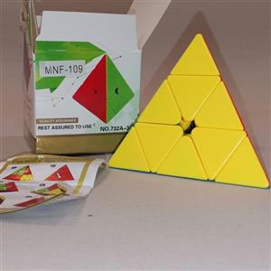 مکعب روبیک هرمی \nفکری آموزشی سرگرمی