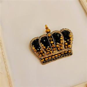 سنجاق سینه جواهردوزی شده تاج