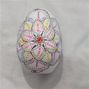تخم مرغ تزیینی هفت سین نقطه کوبی شده زیبا\nسفید رنگ