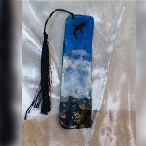 بوکمارک (نشانگر کتاب) طرح دریا ی آبی و کوسه مشکی ازجنس رزین